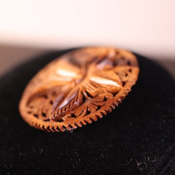 HAND CARVED OLIVE WOOD BROOCH FROM ISRAEL - Picture 4 of 7